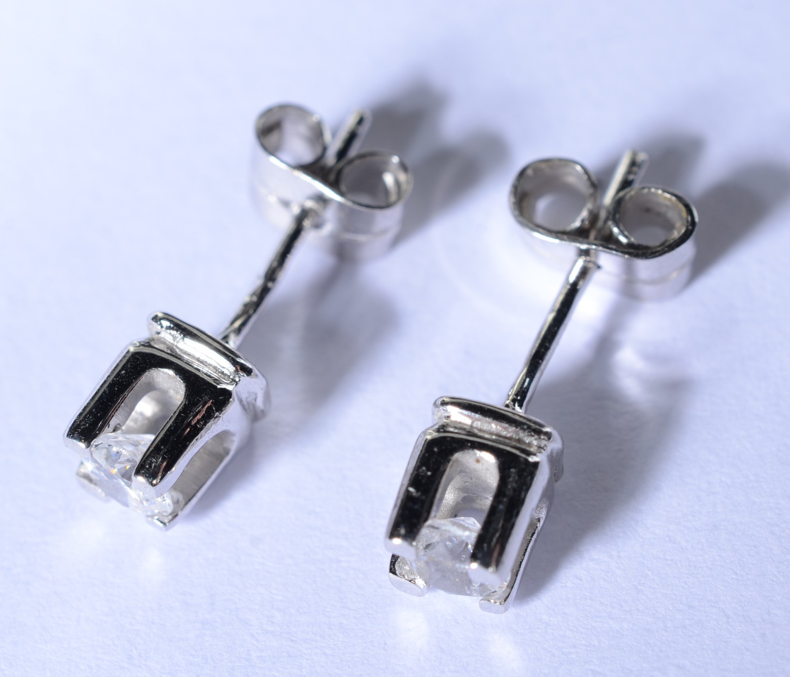 Par de brincos de ouro branco com 2 brilhantes de 0,20 ct cada, total... - foto 3 de 6