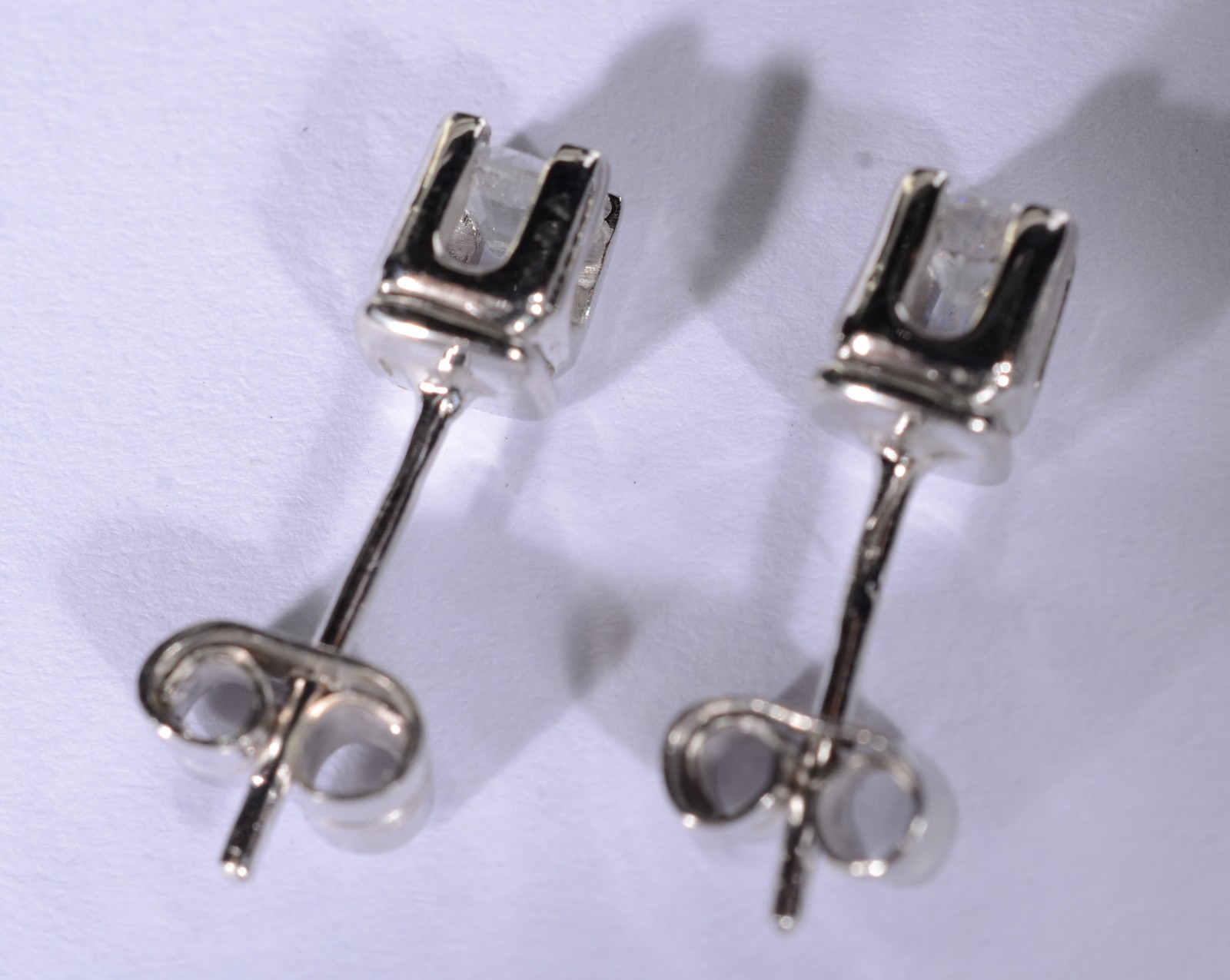 Par de brincos de ouro branco com 2 brilhantes de 0,20 ct cada, total... - foto 4 de 6