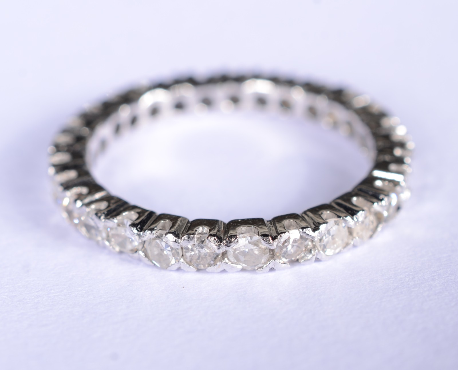 Aliança completa de ouro branco com 30 brilhantes de 0,05 ct, total... - foto 1 de 6