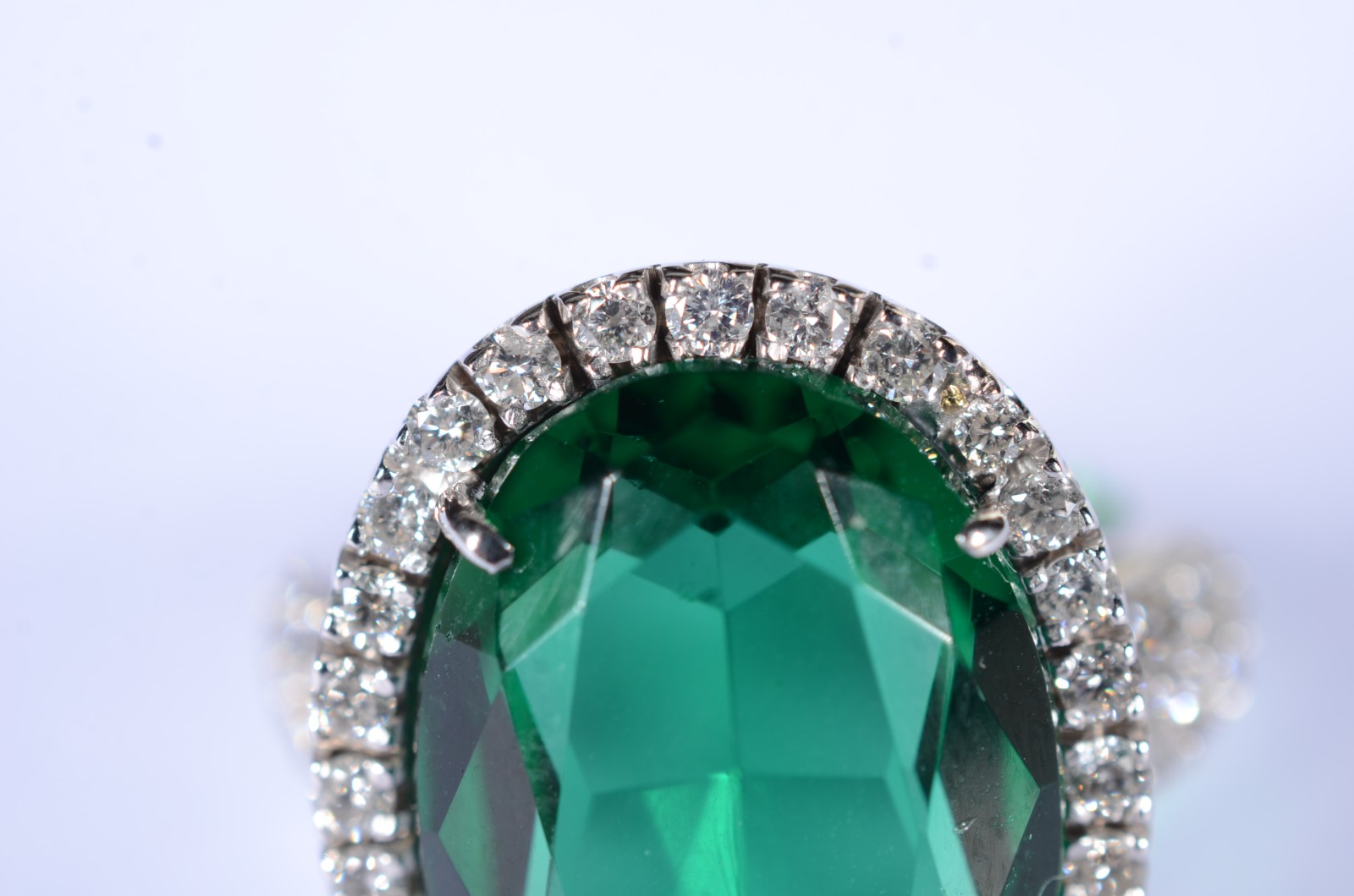 Anel de ouro branco com pedra verde central possivelmente turmalina... - foto 4 de 9