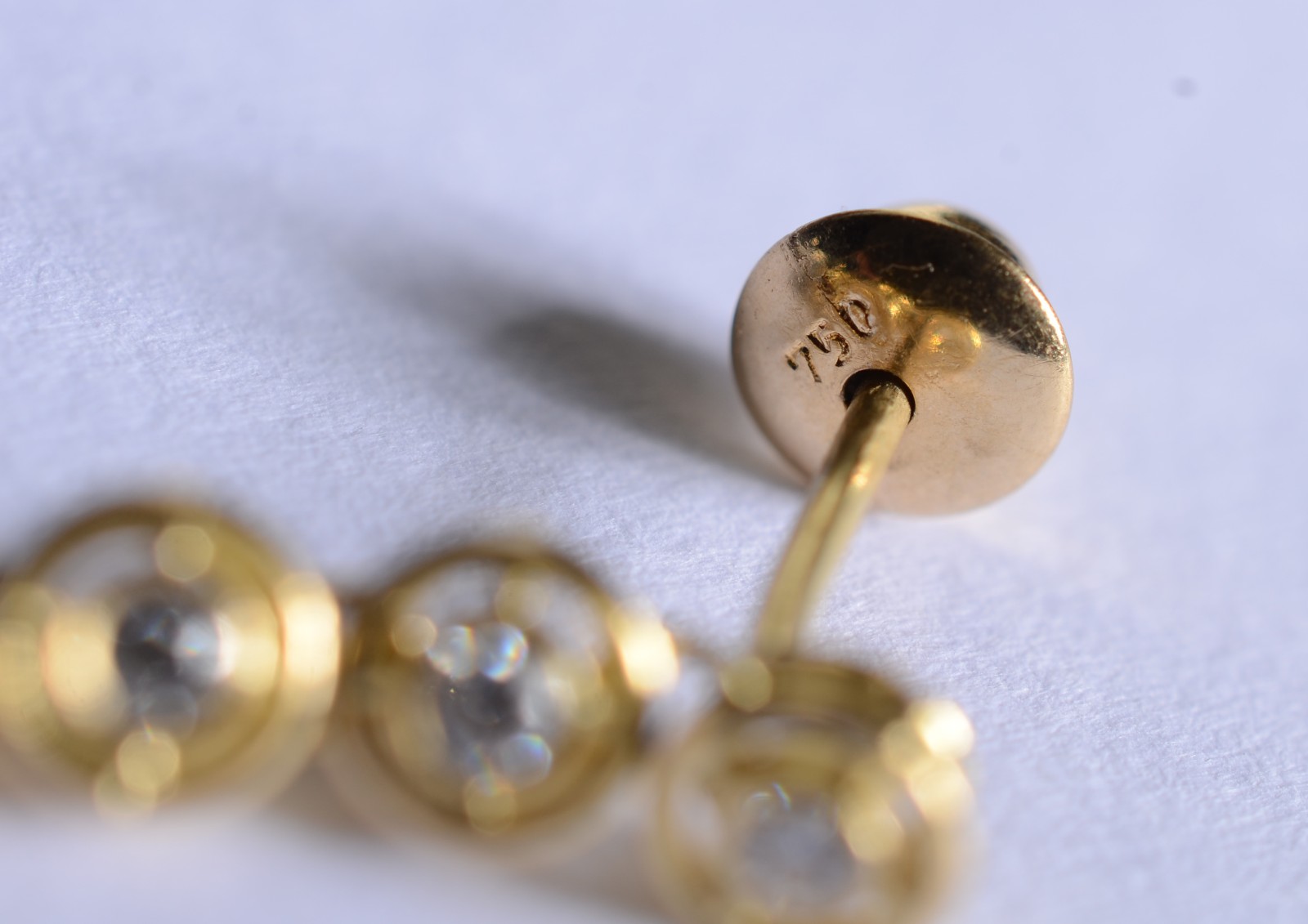 Par de brincos de ouro 18 k., contraste 750 com 2 pedras verdes... - foto 6 de 8