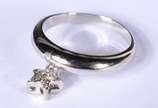 Anel de ouro branco com estrelinhas cravejado d... - Anel de ouro branco com estrelinhas cravejado de brilhantes, aro 17.  (Por motivos de segurança a peça não se encontra na loja).