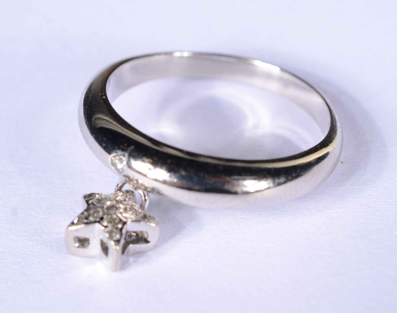 Anel de ouro branco com estrelinhas cravejado de brilhantes, aro 17... - foto 1 de 6
