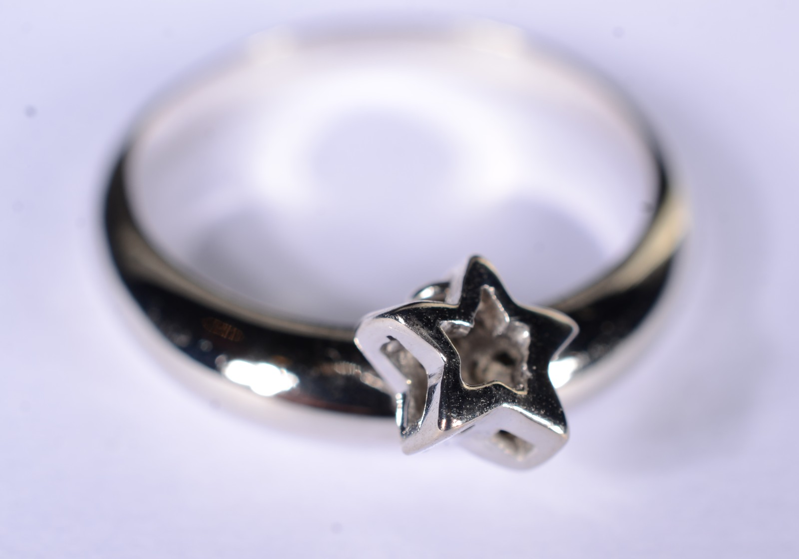Anel de ouro branco com estrelinhas cravejado de brilhantes, aro 17... - foto 3 de 6
