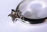 Anel de ouro branco com estrelinhas cravejado d... - Anel de ouro branco com estrelinhas cravejado de brilhantes, aro 17.  (Por motivos de segurança a peça não se encontra na loja).