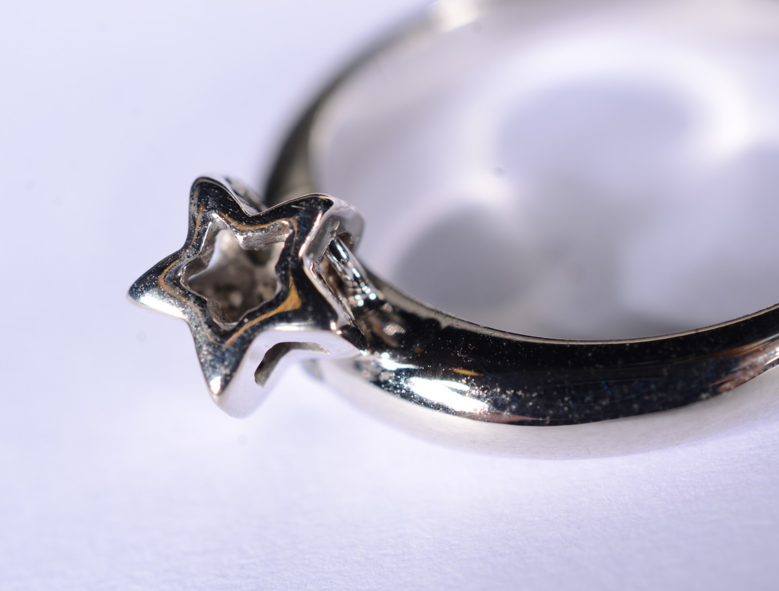 Anel de ouro branco com estrelinhas cravejado de brilhantes, aro 17... - foto 4 de 6