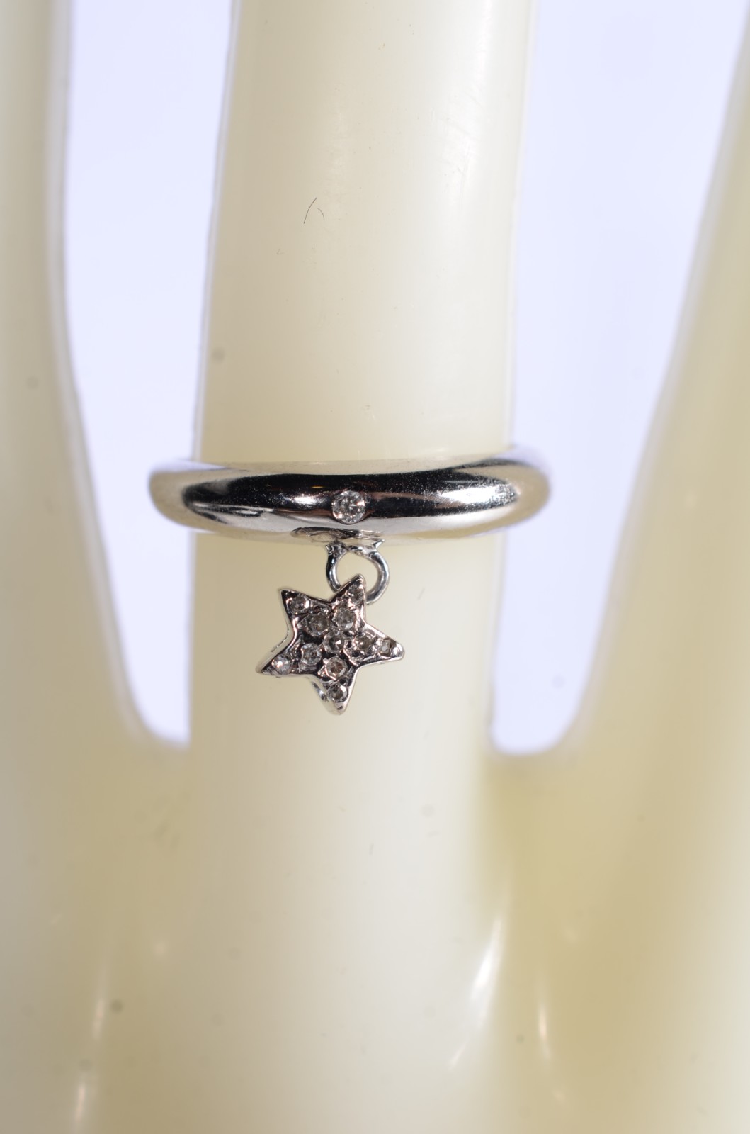 Anel de ouro branco com estrelinhas cravejado de brilhantes, aro 17... - foto 5 de 6