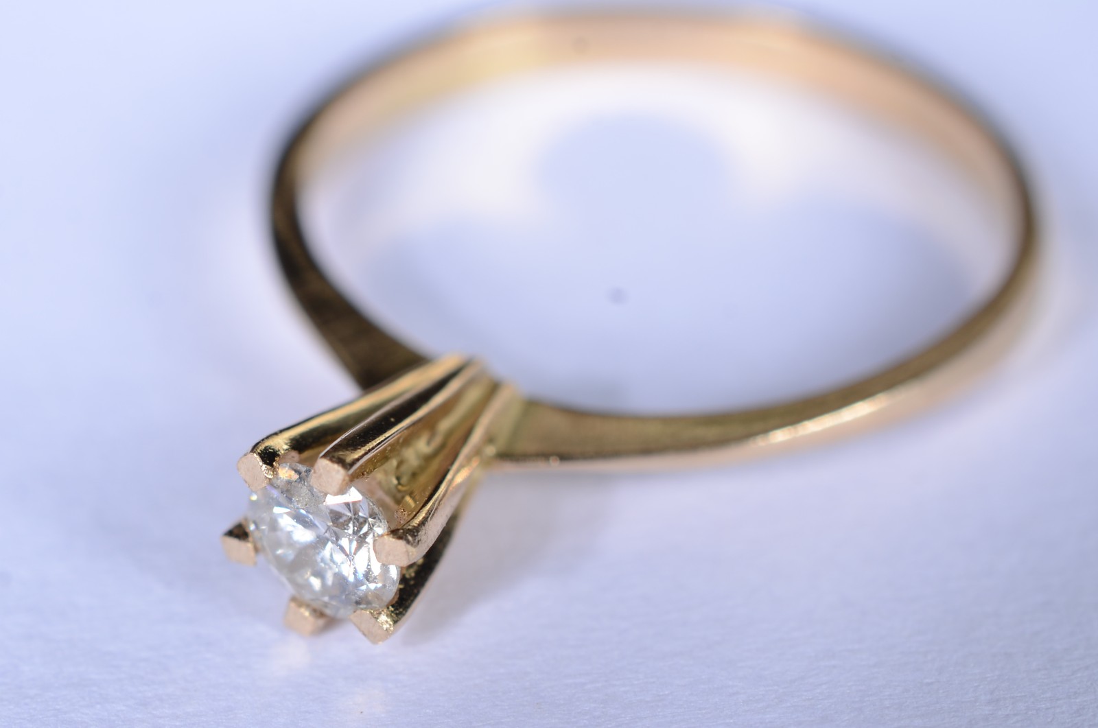 Solitário de ouro 18 k., contraste 750 com um brilhante de 0,20 ct... - foto 3 de 7