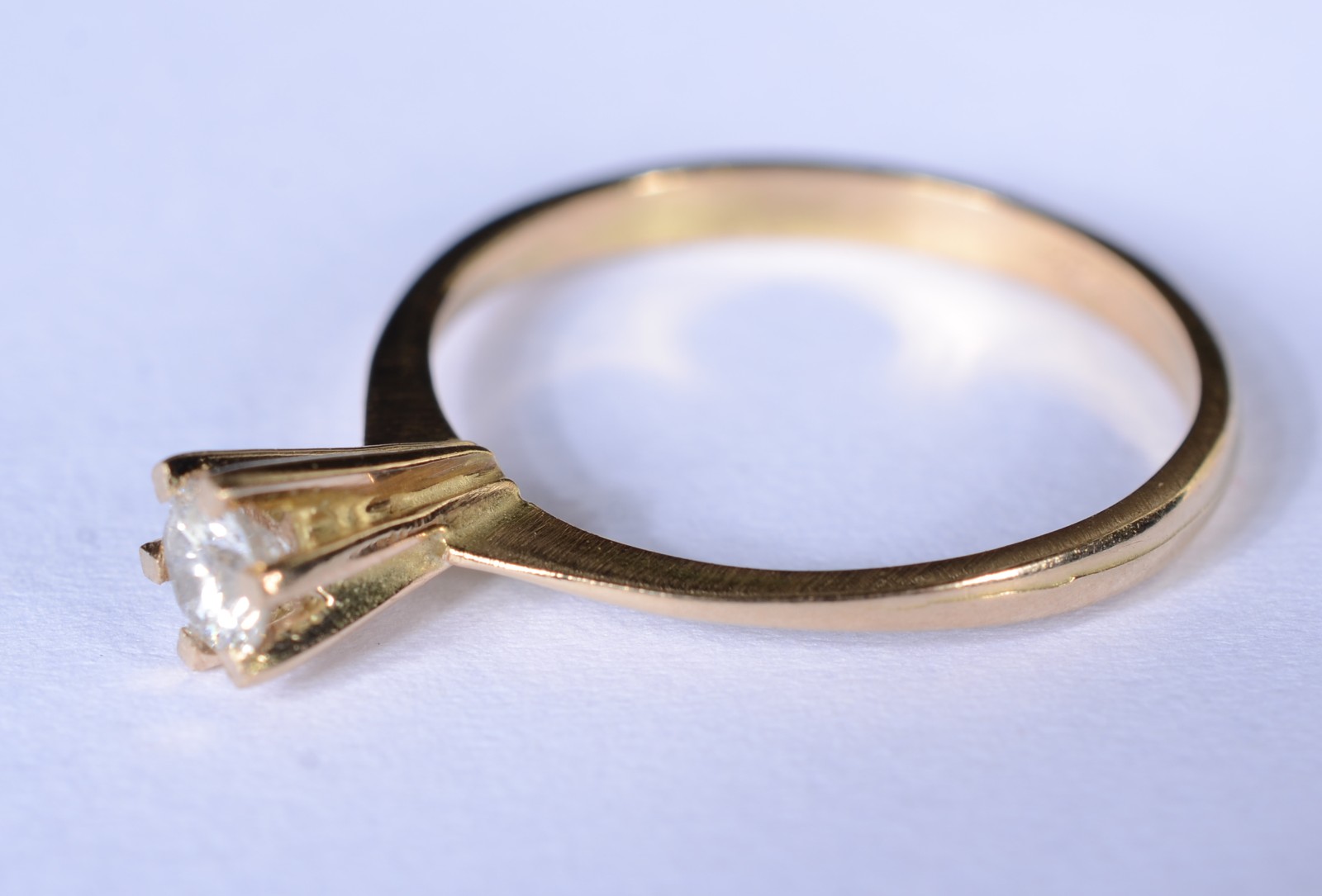 Solitário de ouro 18 k., contraste 750 com um brilhante de 0,20 ct... - foto 5 de 7