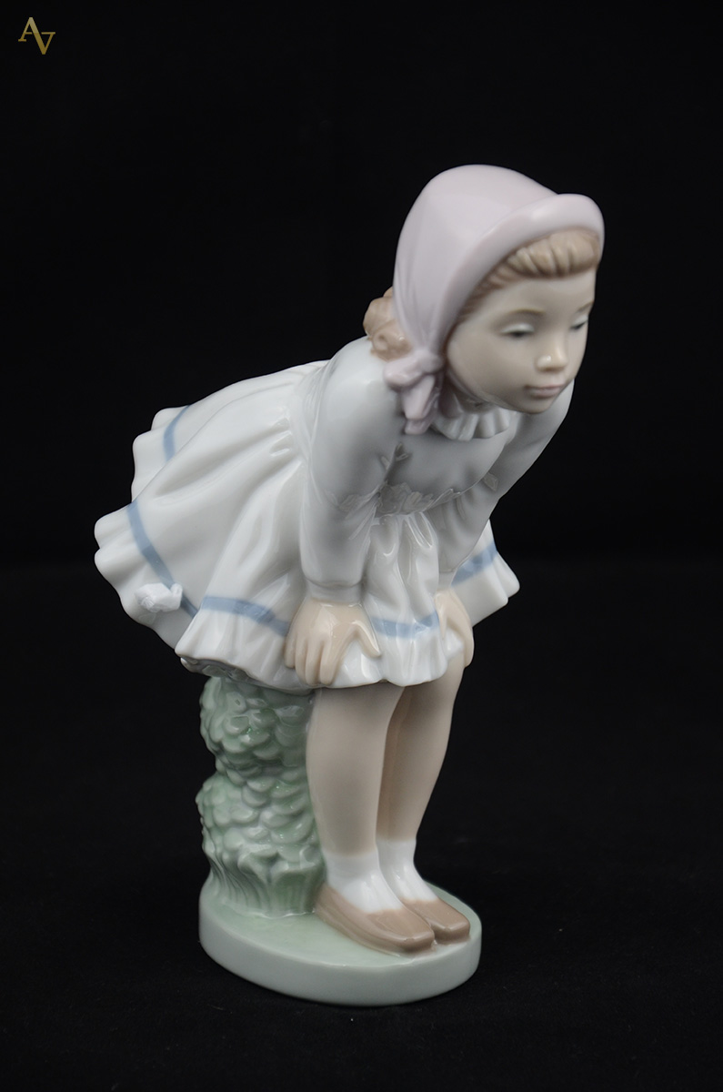 NAO - Abajour de porcelana representando menina abaixada. Altura 19... - foto 1 de 2