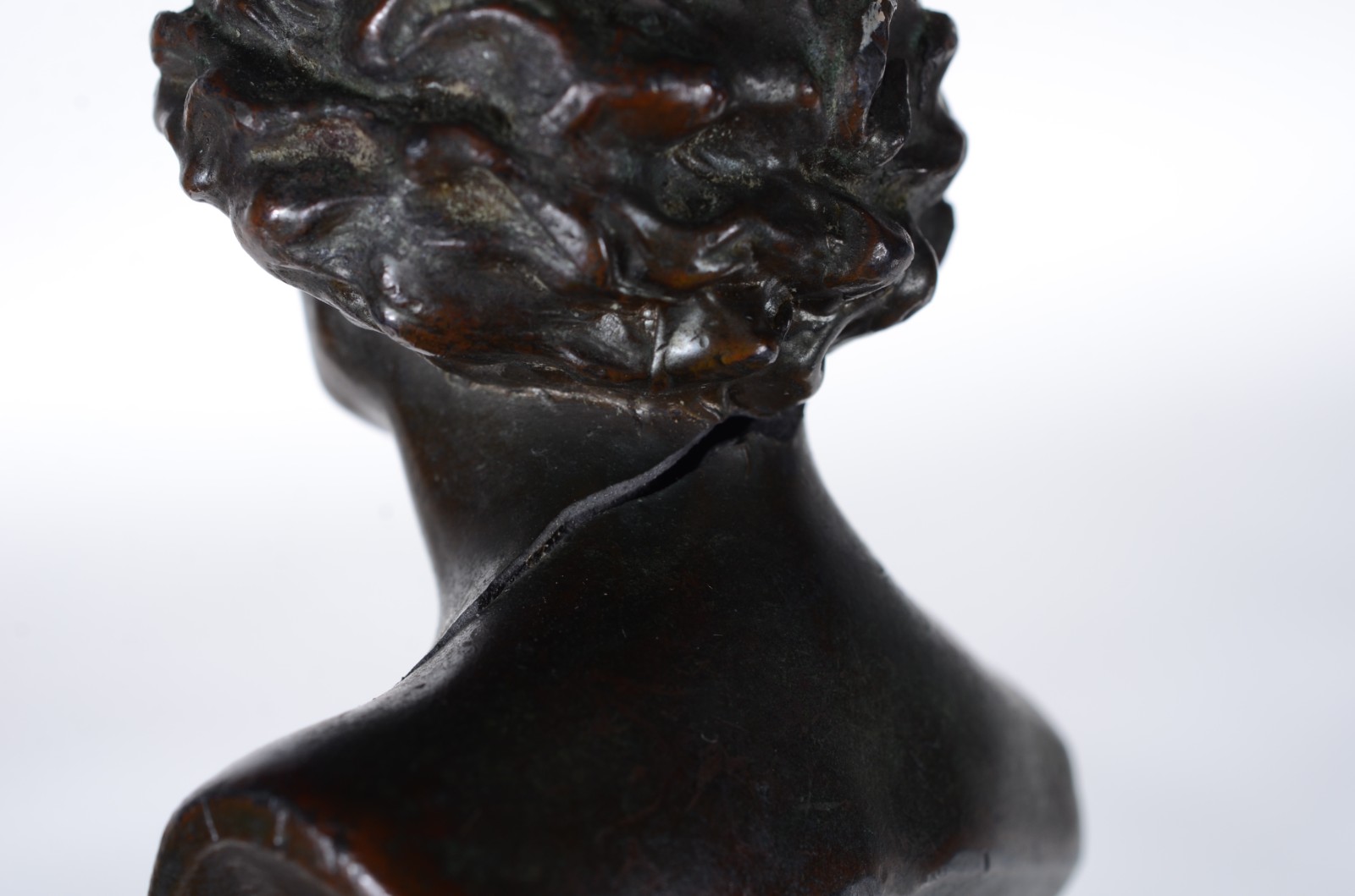 Quatro peças diversas, sendo: estatueta de petit bronze... - foto 10 de 11