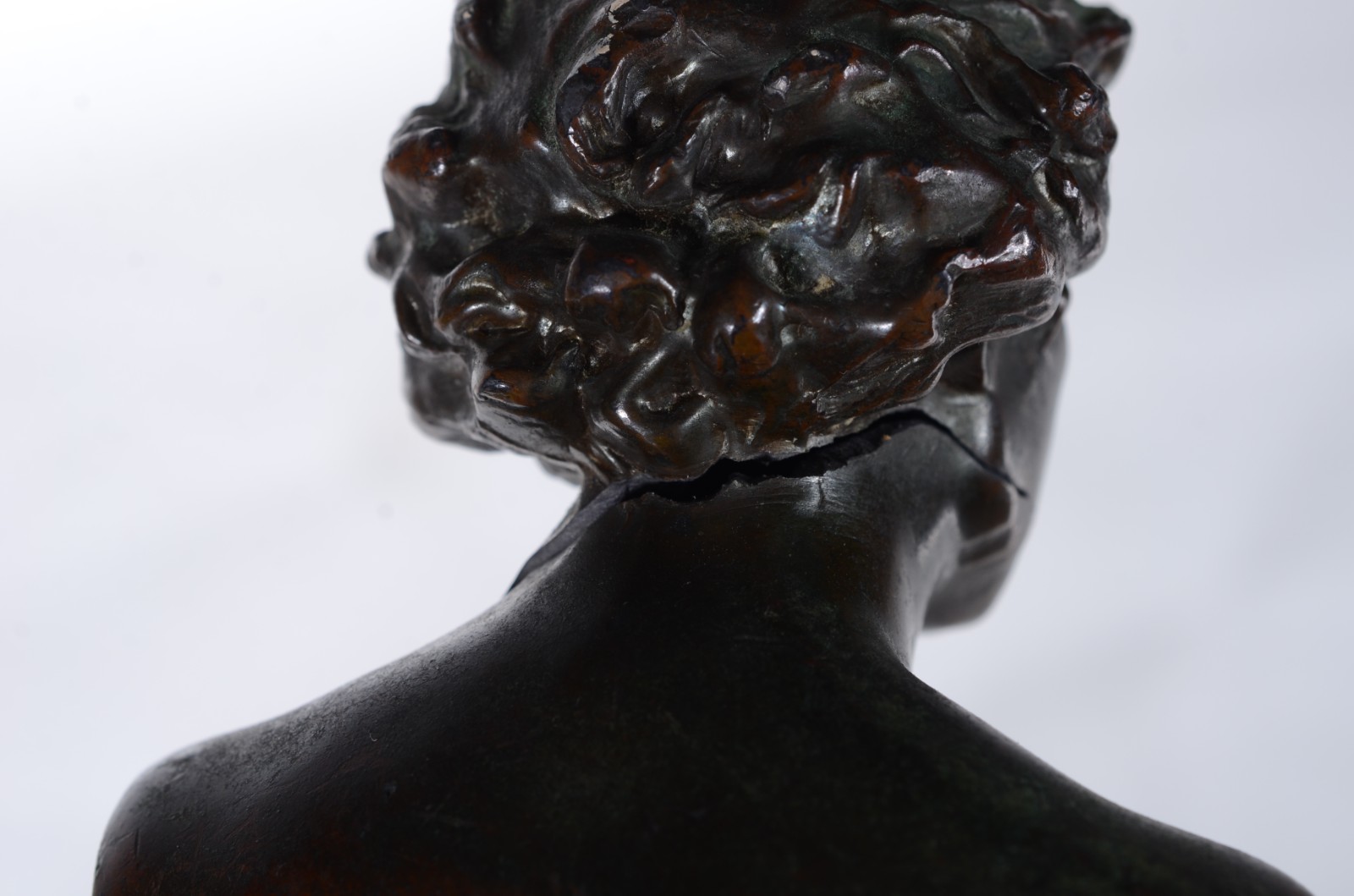 Quatro peças diversas, sendo: estatueta de petit bronze... - foto 11 de 11