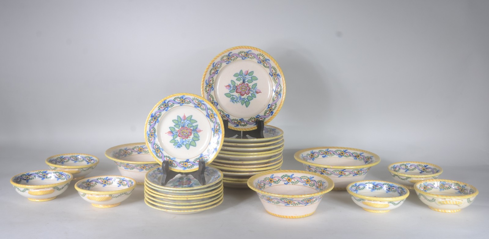 Parte de serviço de faiança portuguesa V.L com flores em policromia... - foto 1 de 10