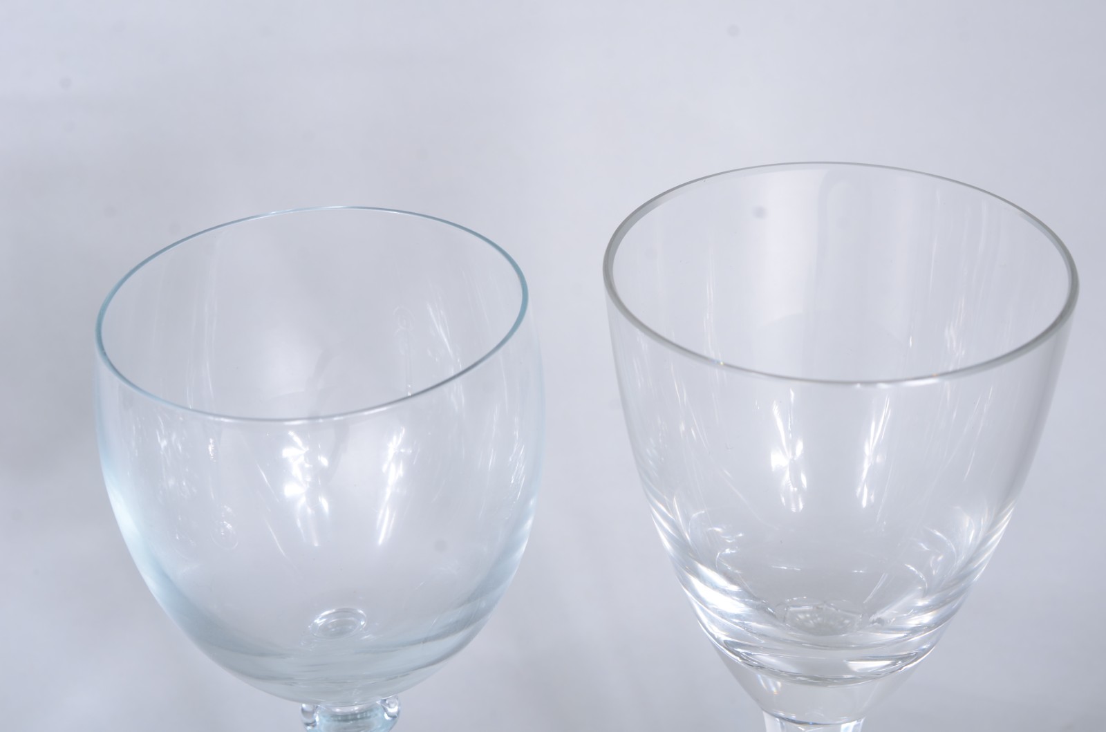 Conjunto com 12 taças de cristal para vinho de pé alto facetado. - foto 5 de 5