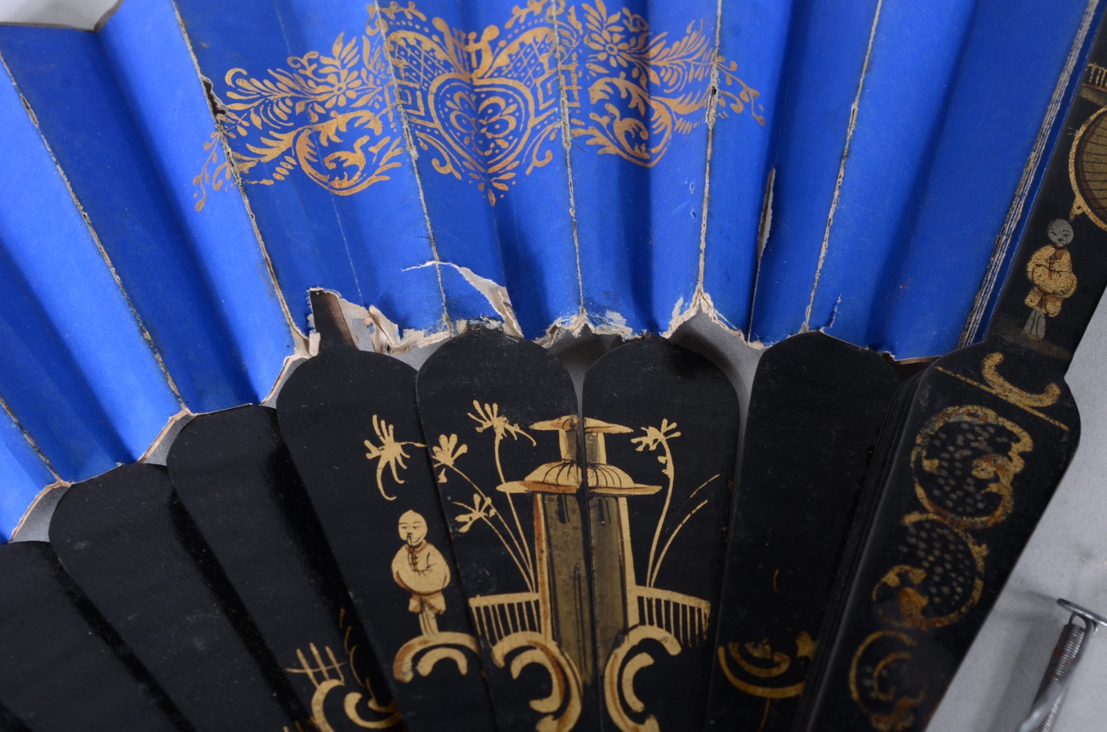 Diversas peças sendo: placa sacra de metal, pena para escrita... - foto 4 de 10