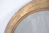 Espelho de cristal bisotado com moldura de made... - Espelho de cristal bisotado com moldura de madeira patinada em dourado.