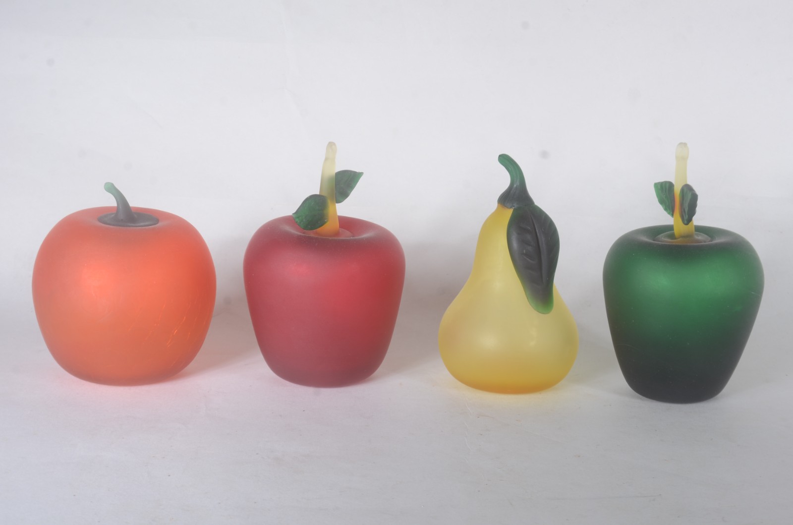 Fruteira de metal e vidro com 4 frutas coloridas. - foto 2 de 3