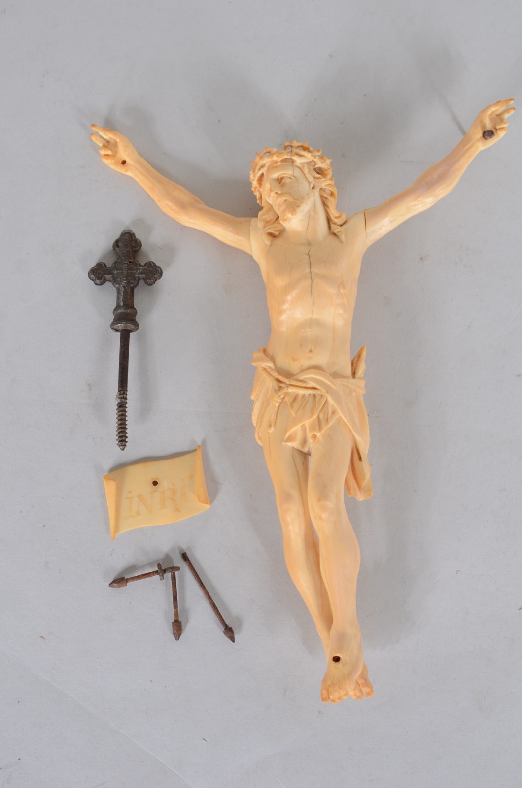 Figura de Cristo esculpido em marfim, para crucifixo, acompanham... - foto 1 de 9