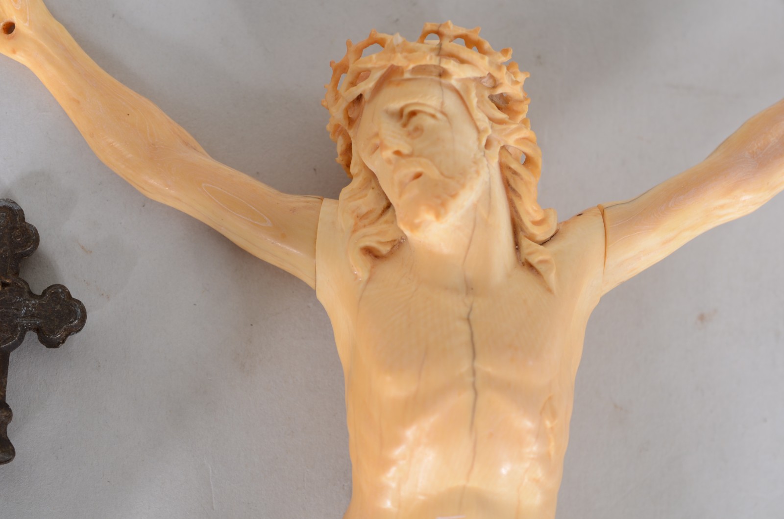 Figura de Cristo esculpido em marfim, para crucifixo, acompanham... - foto 2 de 9