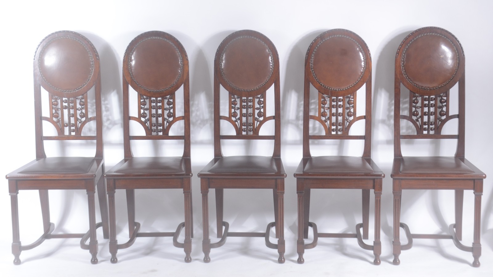Conjunto para sala de jantar, composto de mesa de madeira nobre... - foto 7 de 10