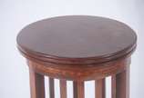 Coluna de madeira nobre filetada, tampo circula... - Coluna de madeira nobre filetada, tampo circular com tres pernas ligadas por platô inferior. Pequenos desgastes.