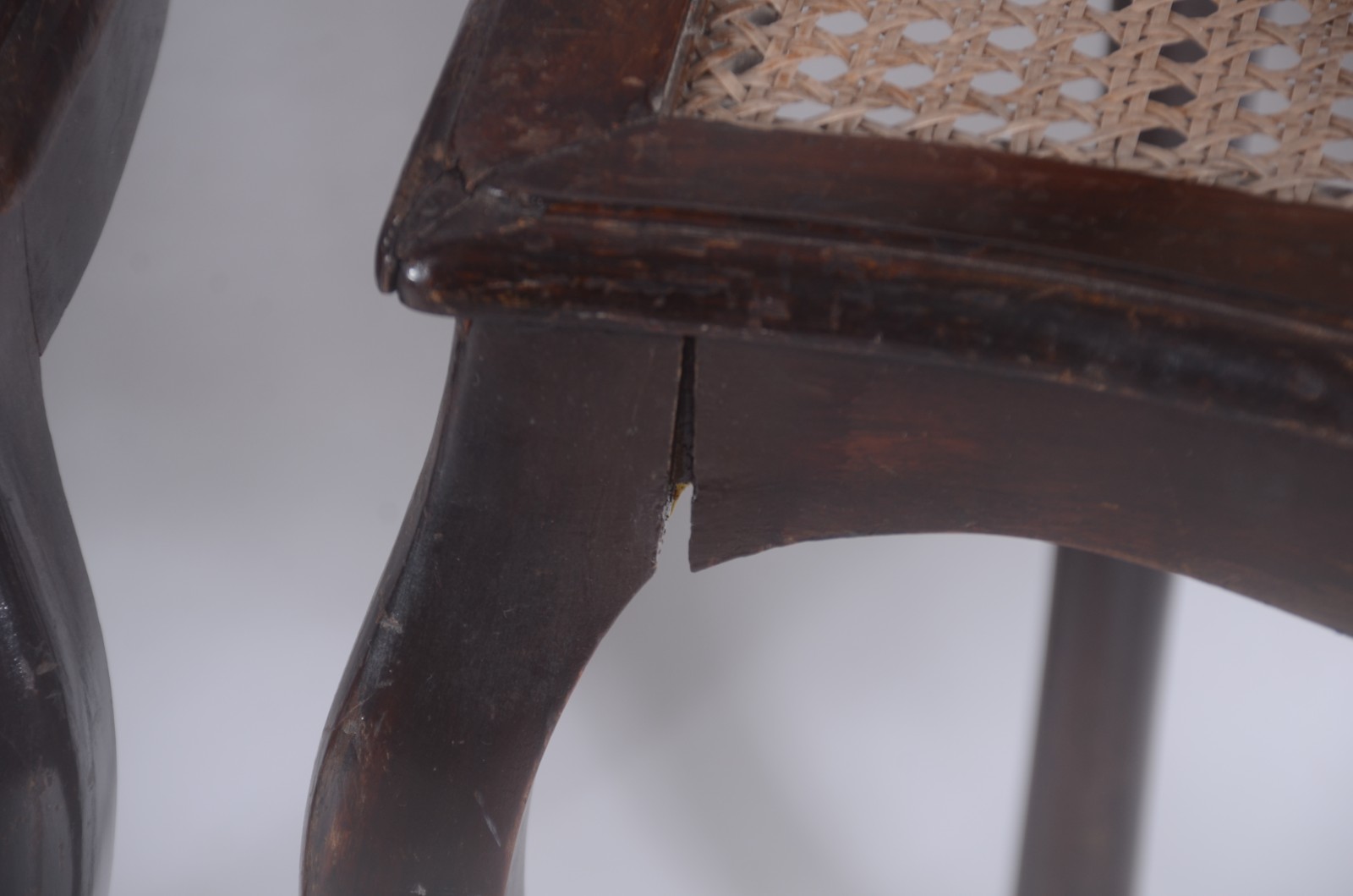 Conjunto com seis cadeiras "medalhão" de madeira nobre, assentos e... - foto 4 de 5