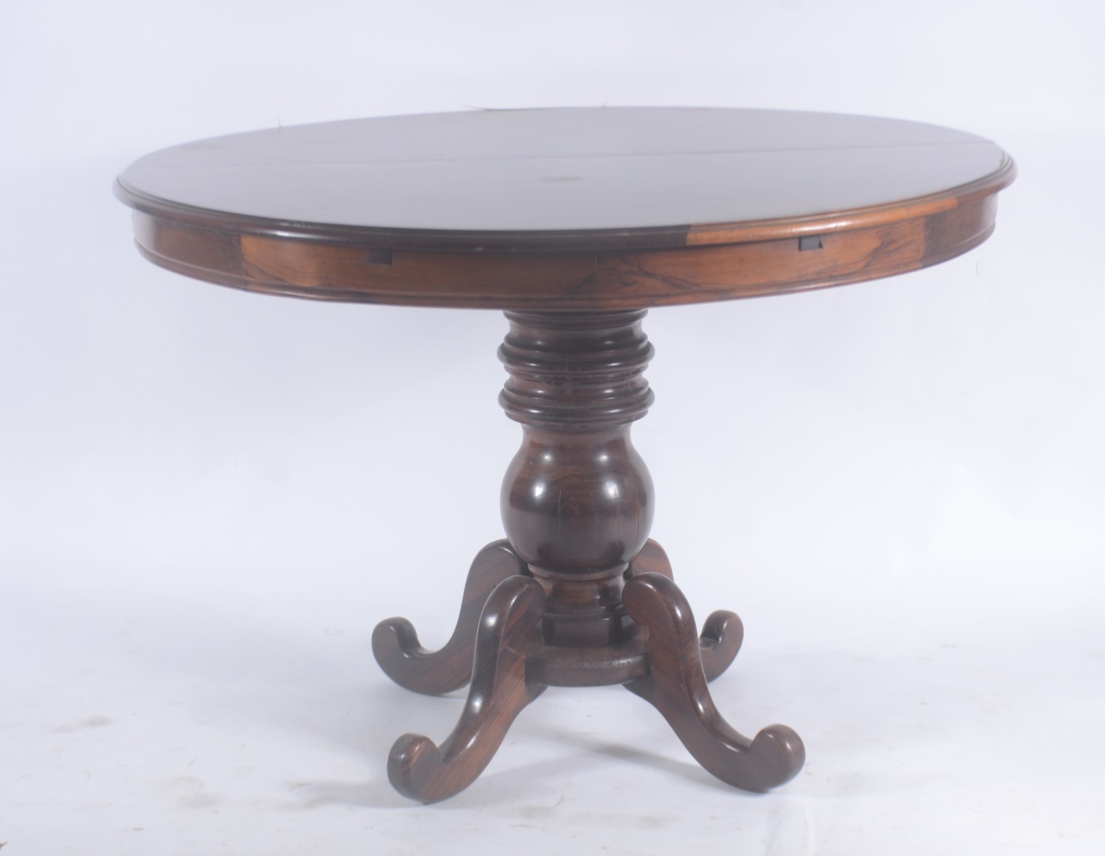 Mesa de jantar de jacarandá, feitio redondo com tábua extensora de 40... - foto 1 de 11