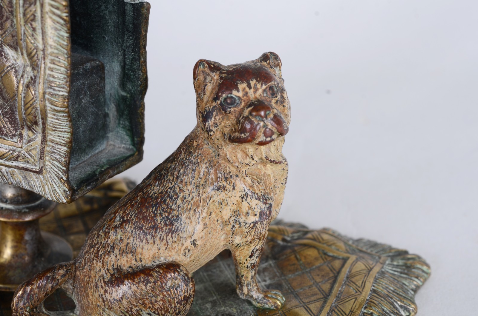 Porta fosforo de bronze austríaco com figura de cachorro na base... - foto 3 de 10