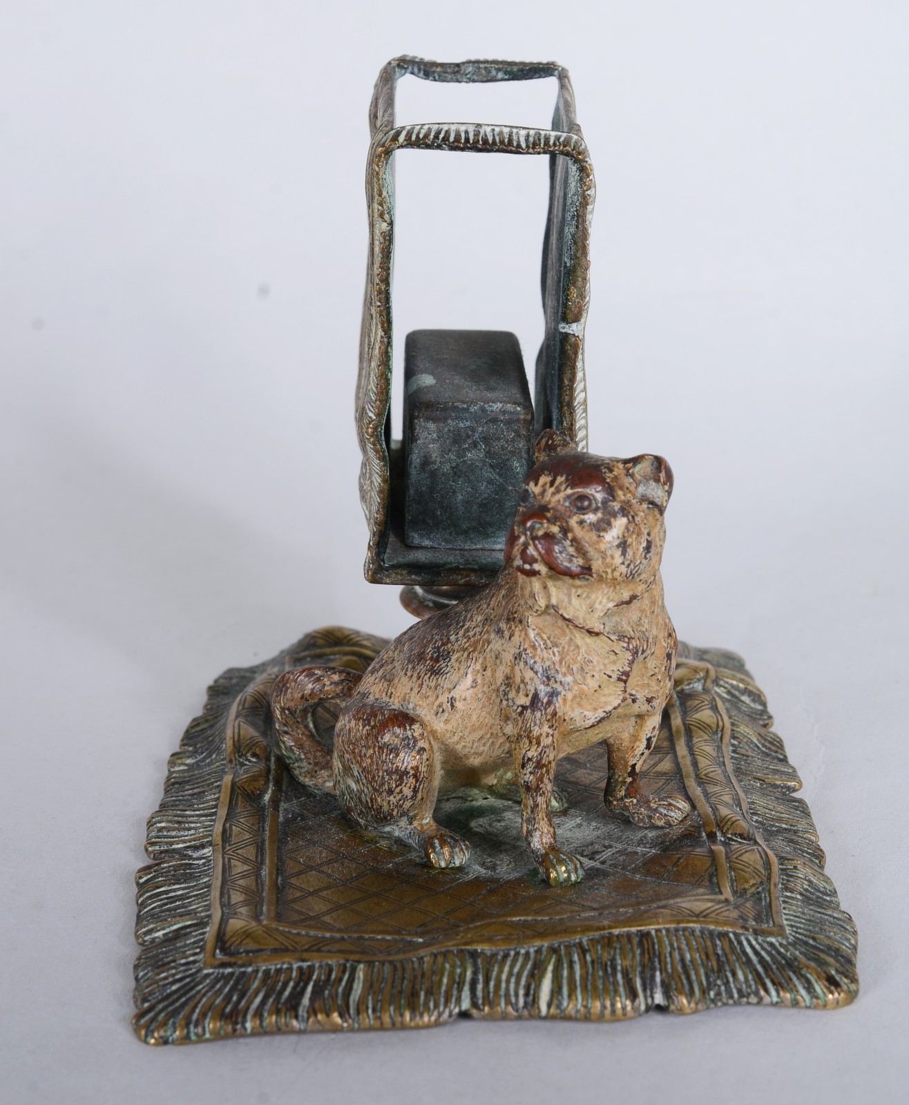 Porta fosforo de bronze austríaco com figura de cachorro na base... - foto 5 de 10