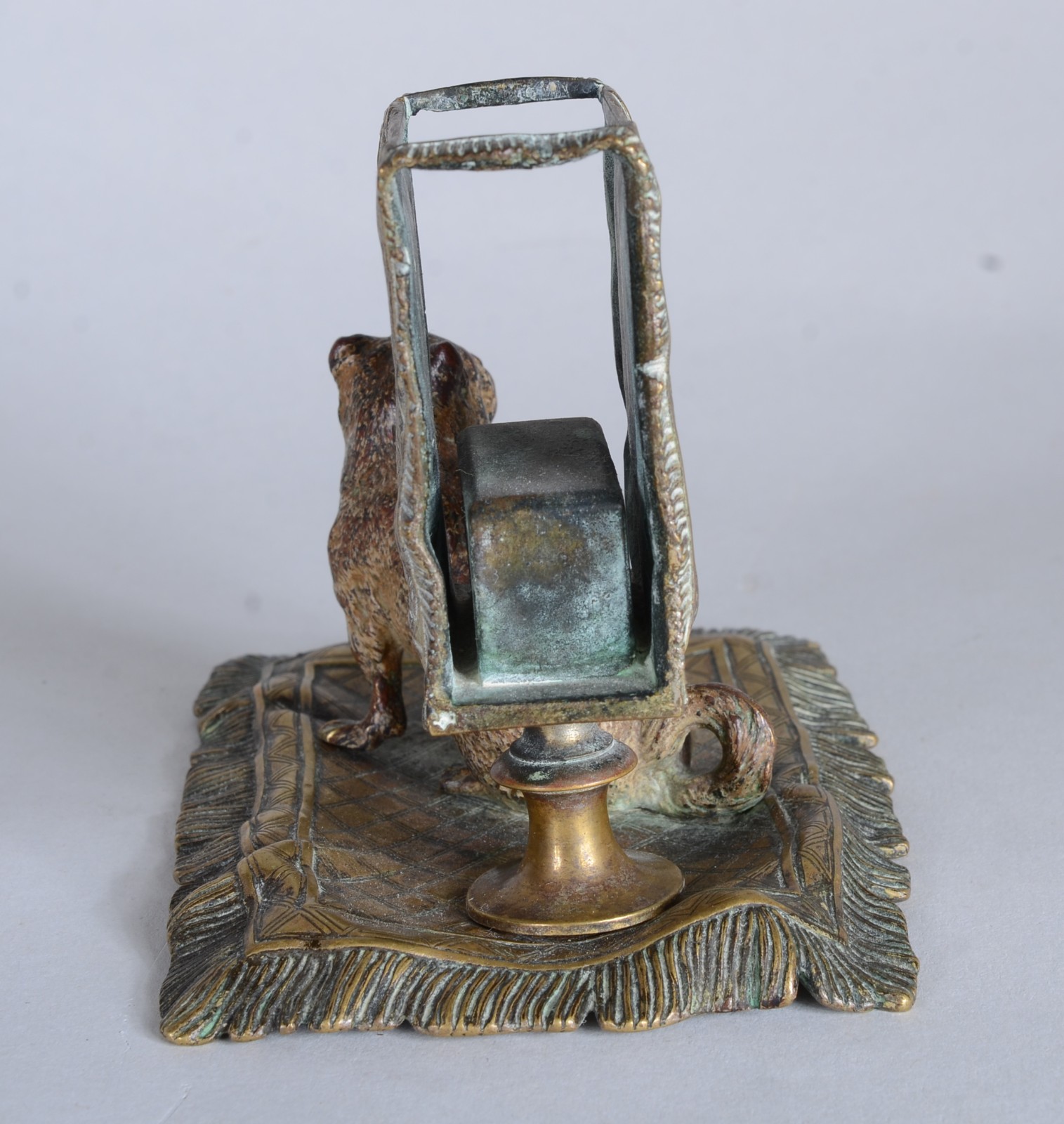 Porta fosforo de bronze austríaco com figura de cachorro na base... - foto 6 de 10
