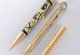 Três antigas lapiseiras diversas de metal doura... - Três antigas lapiseiras diversas de metal dourado, sendo uma delas Parker.