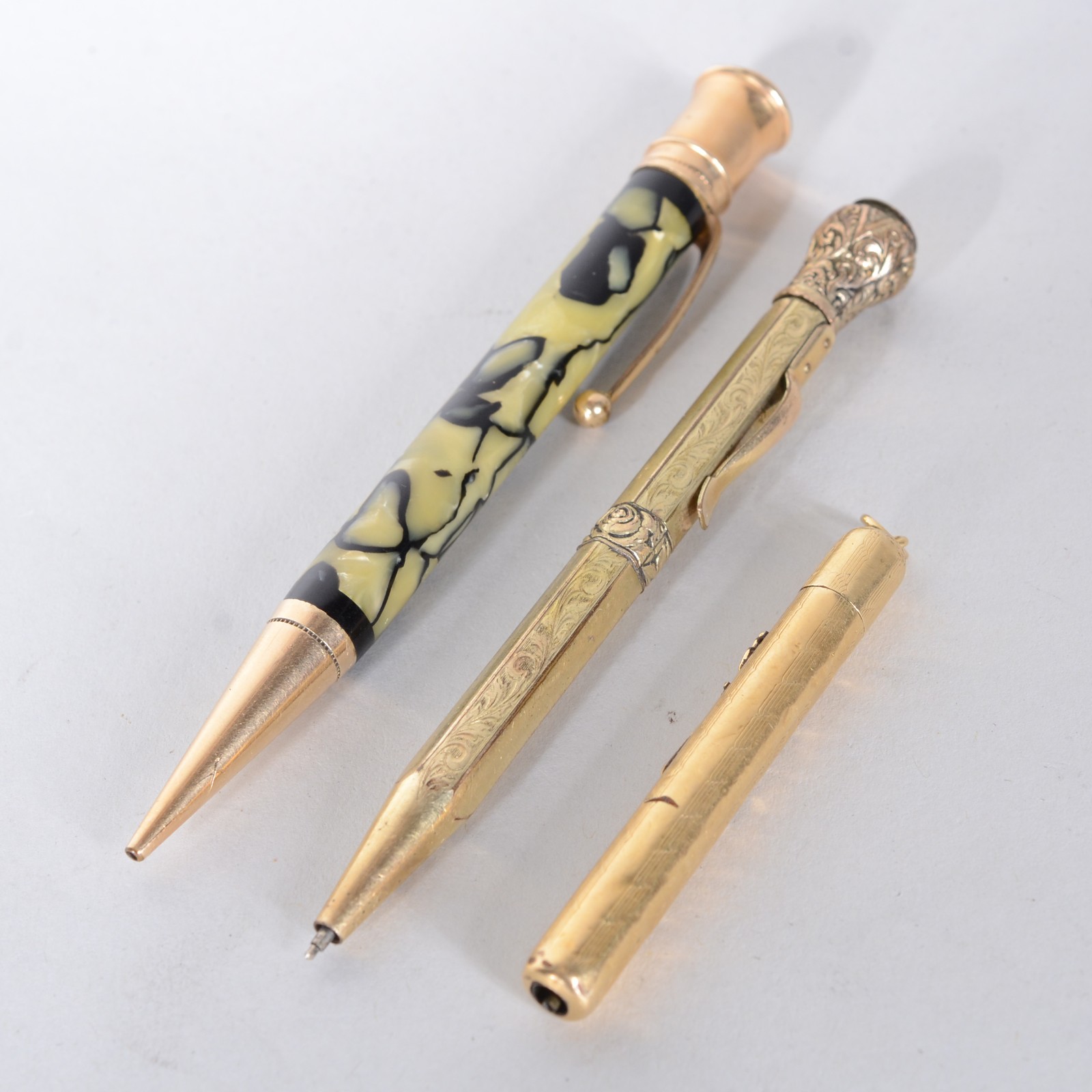 Três antigas lapiseiras diversas de metal dourado, sendo uma delas... - foto 3 de 11