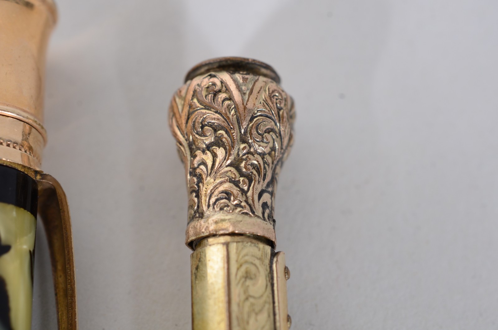 Três antigas lapiseiras diversas de metal dourado, sendo uma delas... - foto 7 de 11