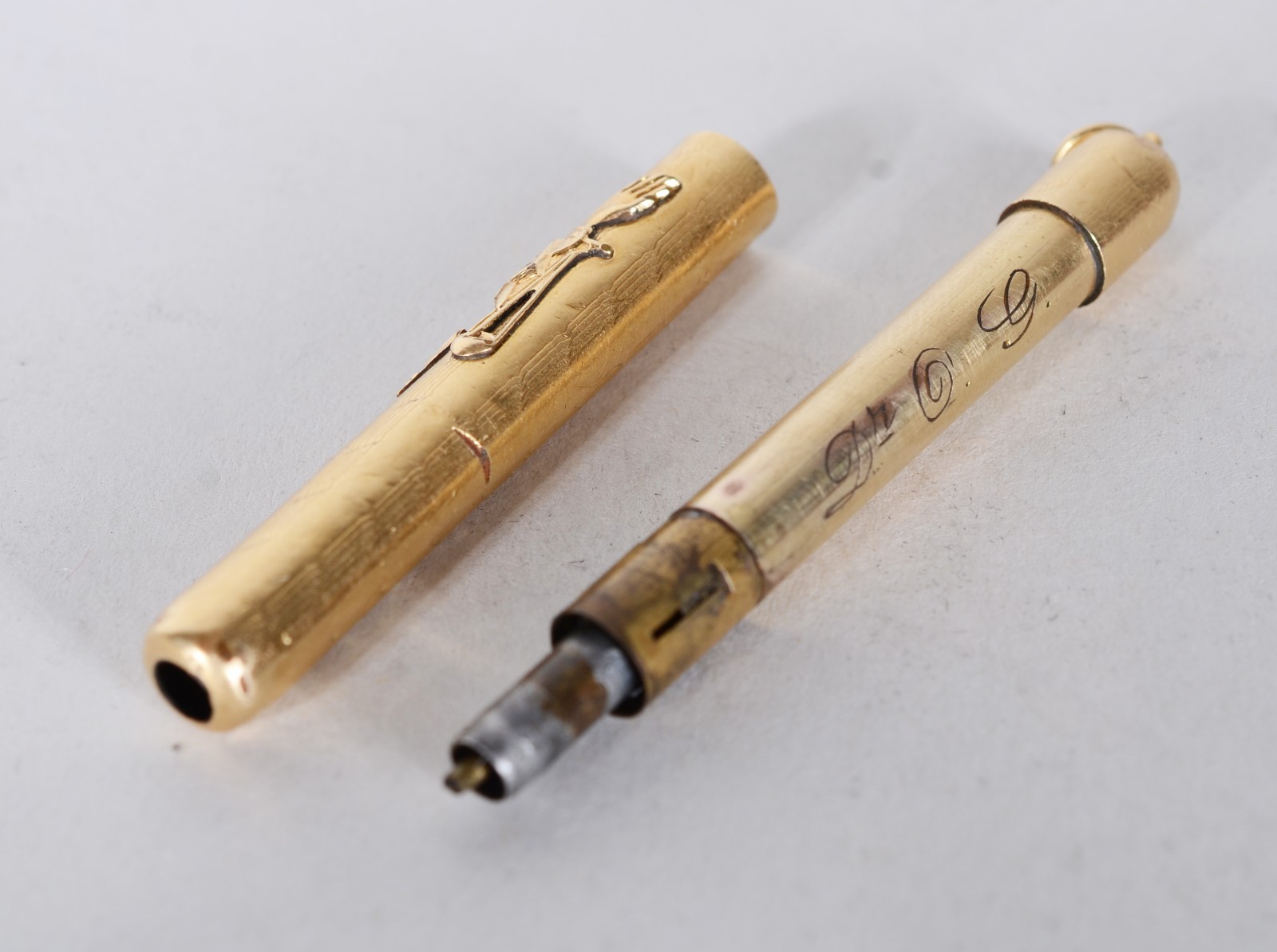Três antigas lapiseiras diversas de metal dourado, sendo uma delas... - foto 8 de 11