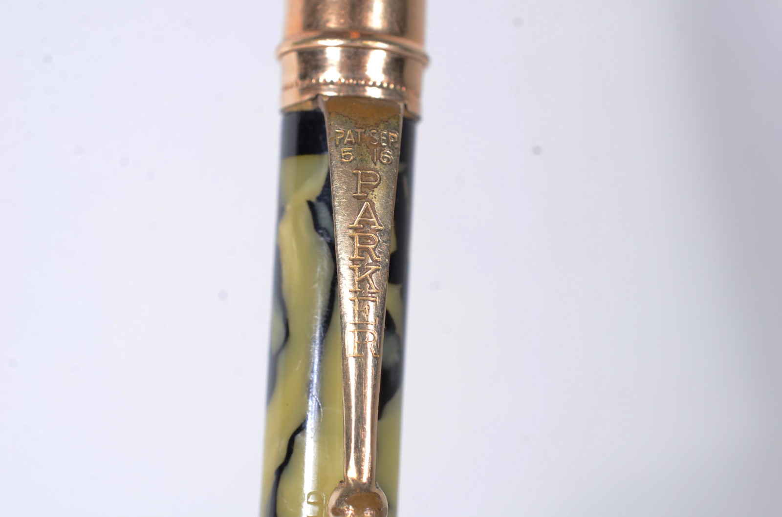 Três antigas lapiseiras diversas de metal dourado, sendo uma delas... - foto 10 de 11