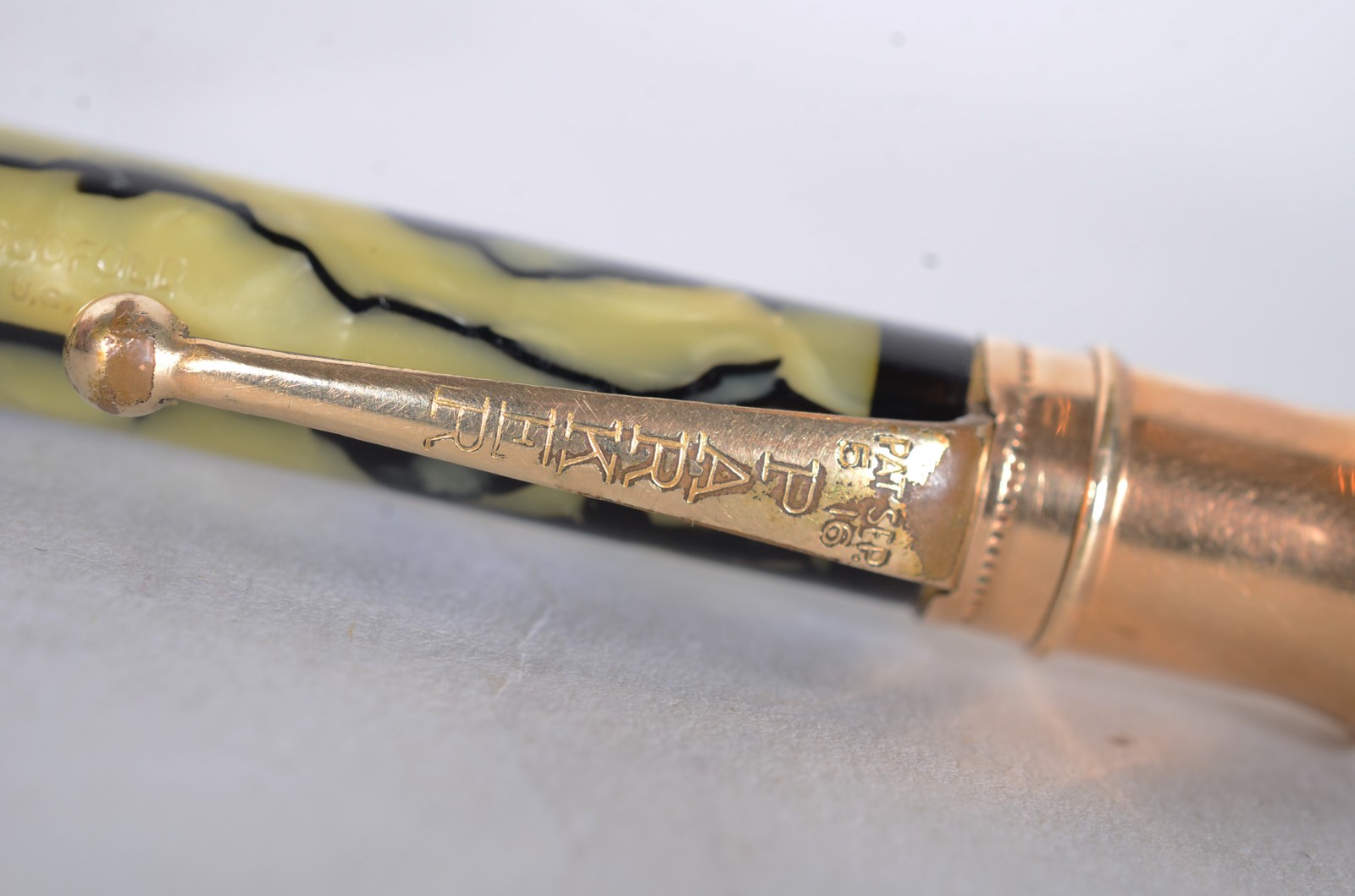 Três antigas lapiseiras diversas de metal dourado, sendo uma delas... - foto 11 de 11