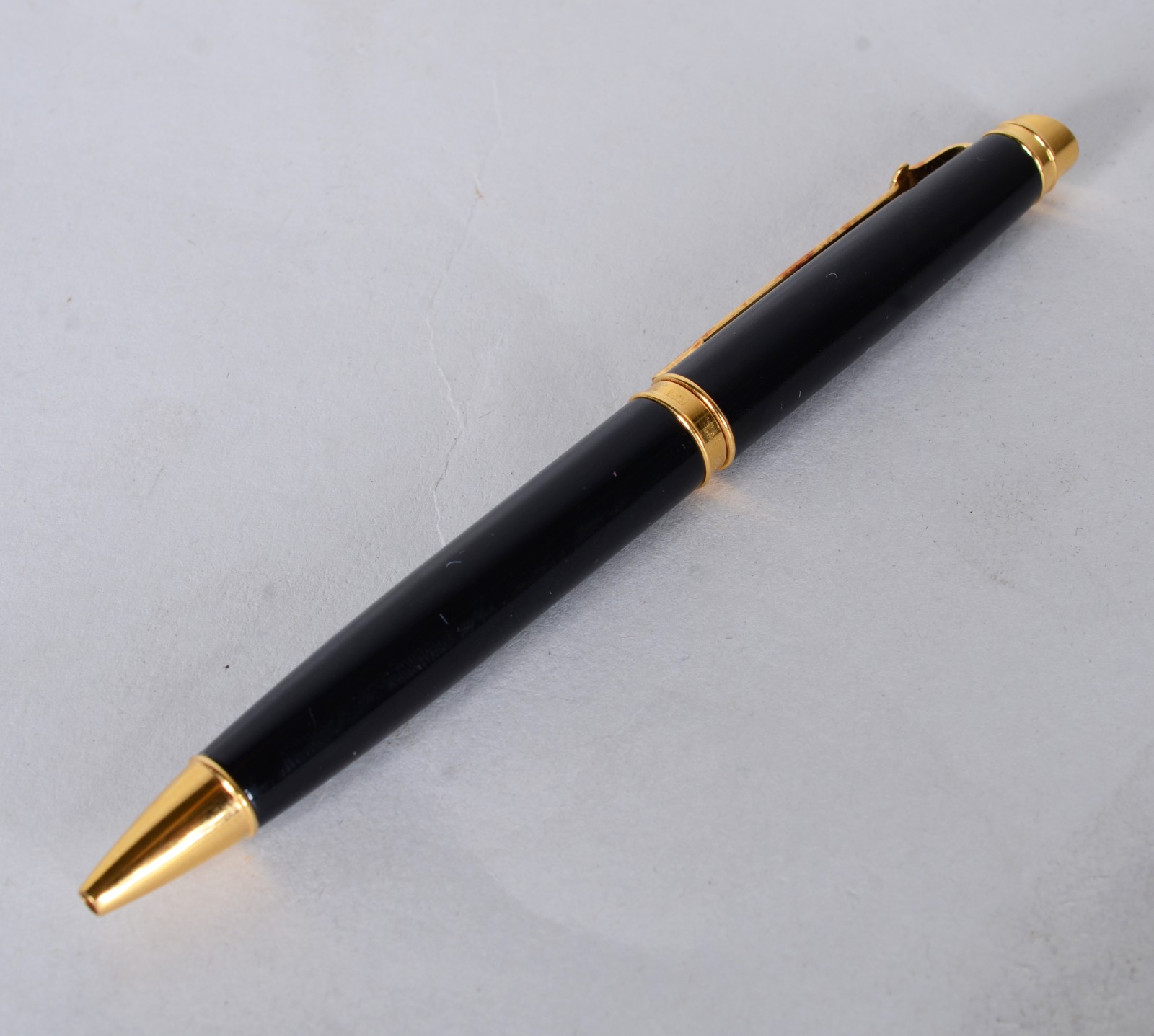 Caneta Caran D' Ache na cor preta banhado com ouro suiço, no estojo. - foto 3 de 11