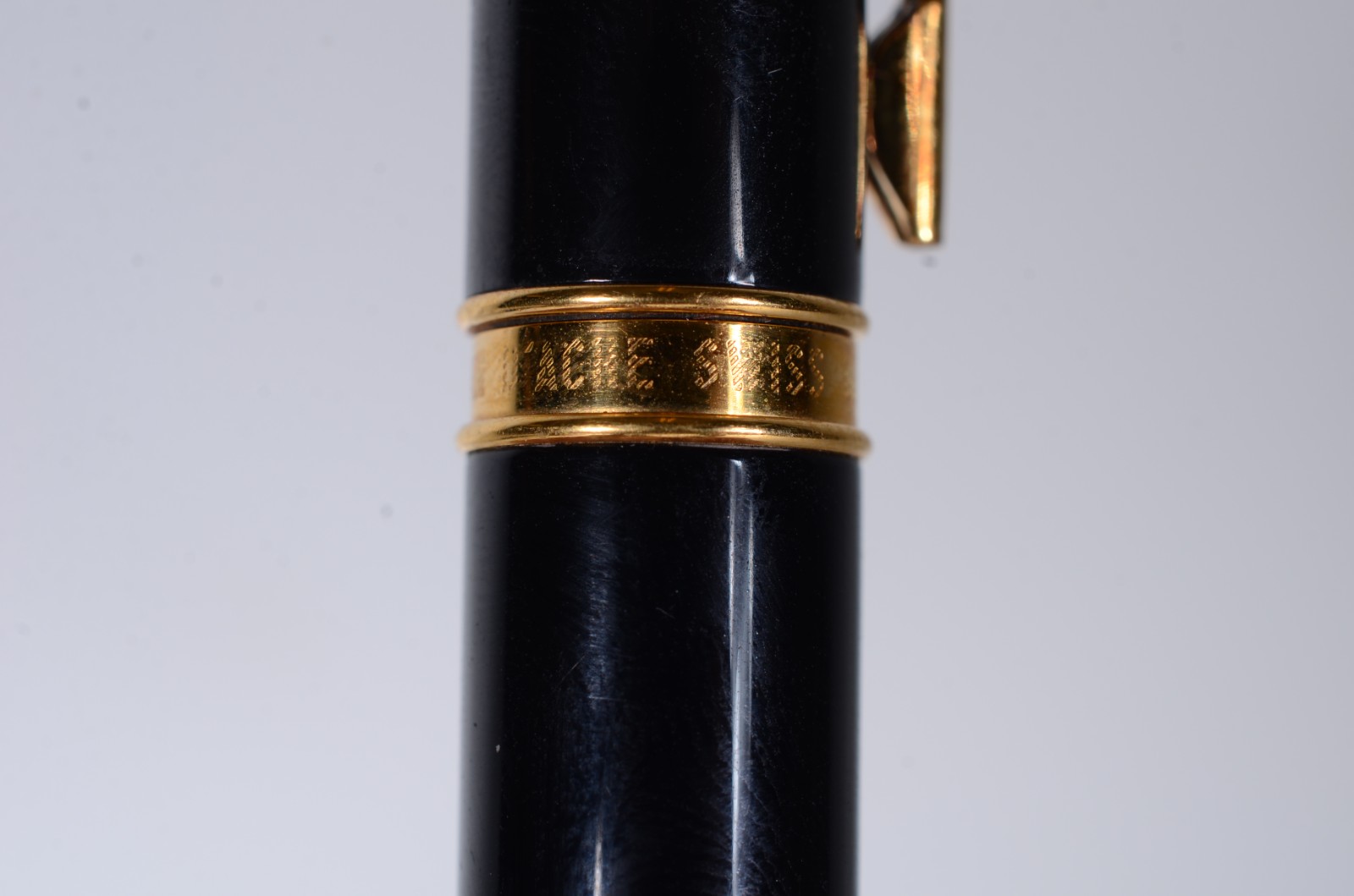 Caneta Caran D' Ache na cor preta banhado com ouro suiço, no estojo. - foto 4 de 11