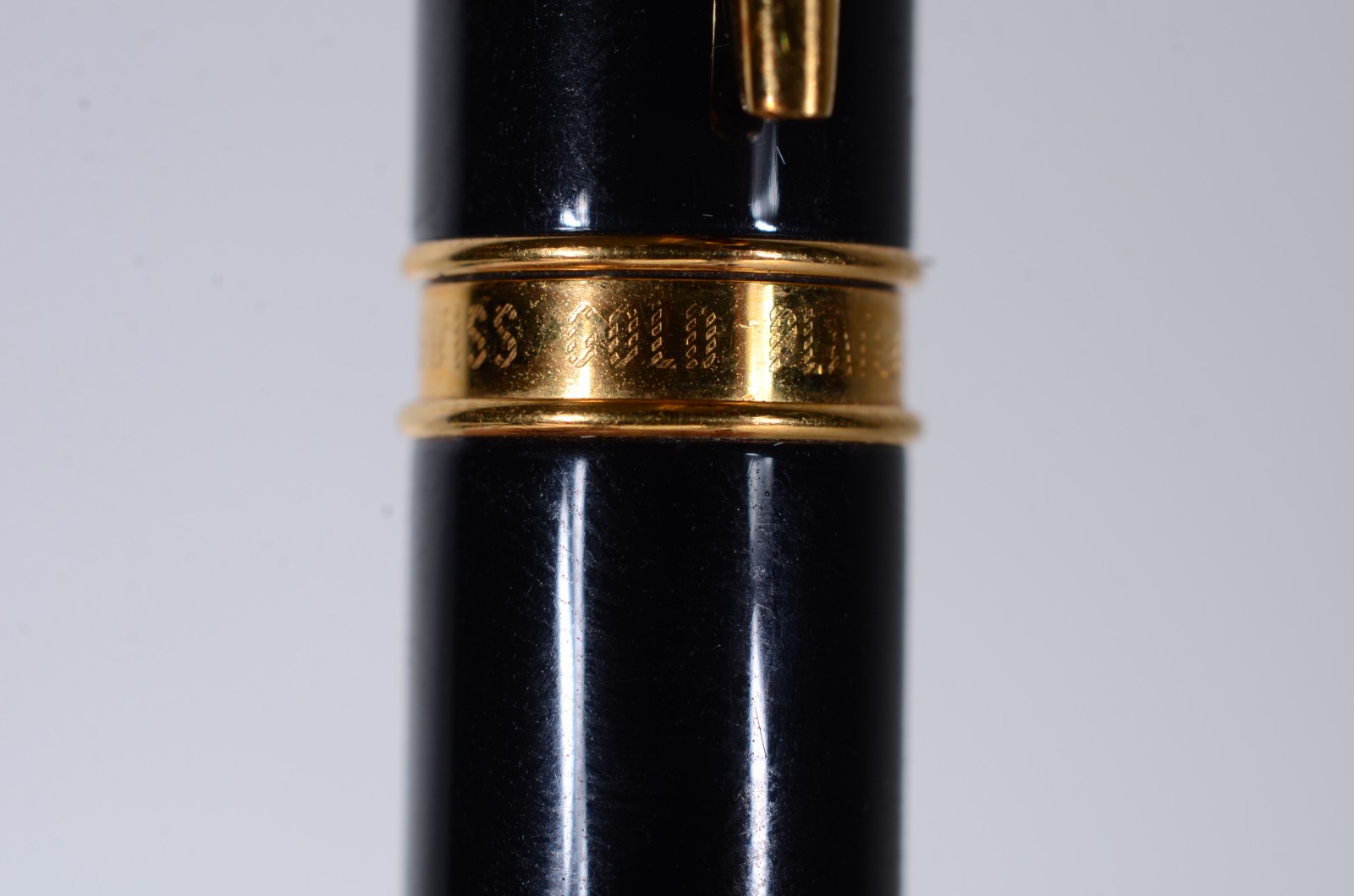 Caneta Caran D' Ache na cor preta banhado com ouro suiço, no estojo. - foto 6 de 11
