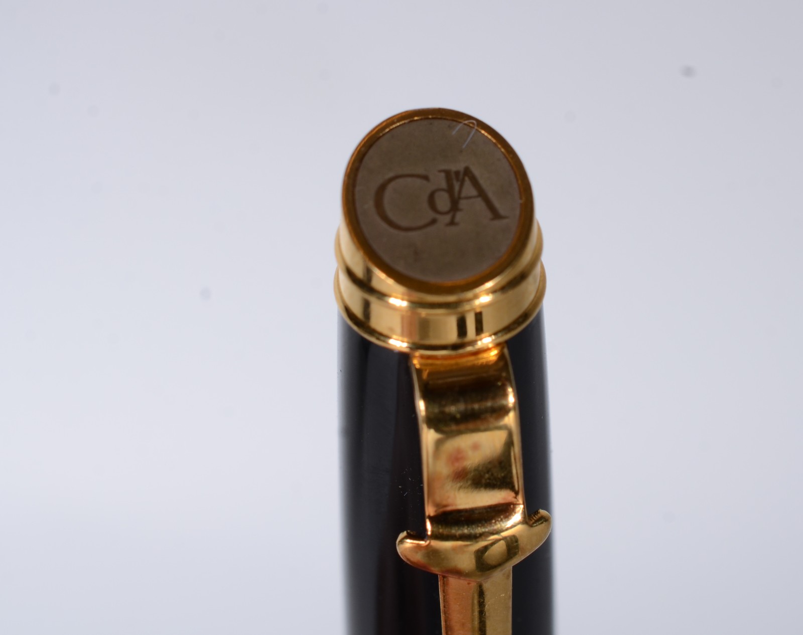 Caneta Caran D' Ache na cor preta banhado com ouro suiço, no estojo. - foto 7 de 11