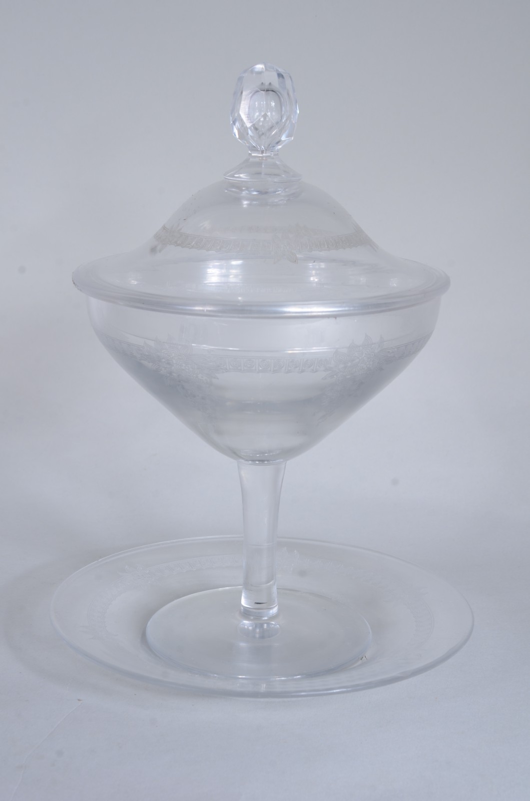 Compoteira com presentoir de cristal lavrado. Presentoir com mínimos... - foto 1 de 10
