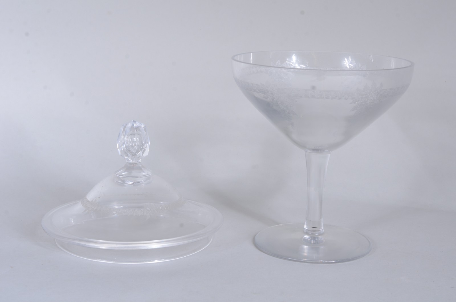 Compoteira com presentoir de cristal lavrado. Presentoir com mínimos... - foto 8 de 10