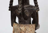Antiga escultura Africana  de madeira entalhada... - Antiga escultura Africana  de madeira entalhada representando "Figura feminina" - (pequenos defeitos e desgastes do tempo).