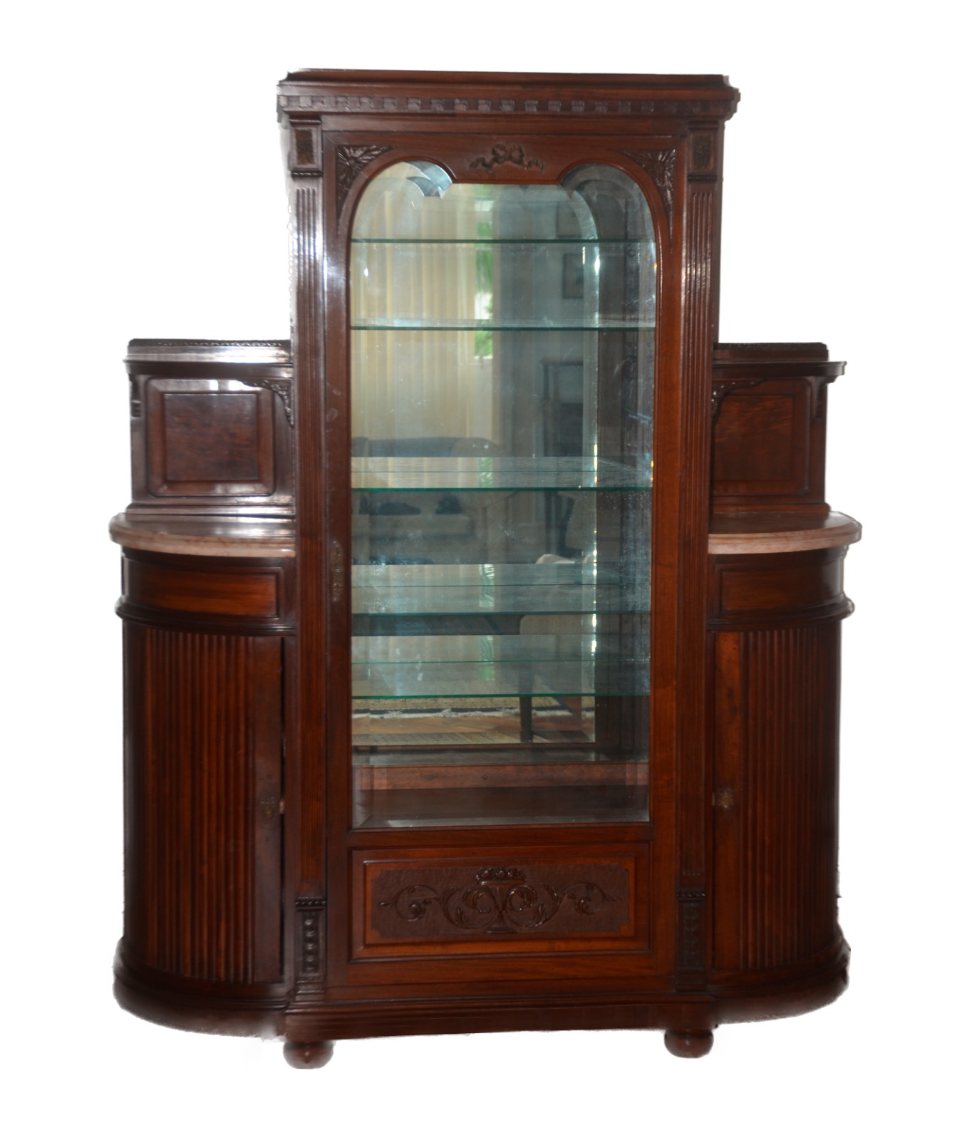 Vitrine de madeira nobre, estilo Renascença, detalhes com entalhes e... - foto 1 de 8