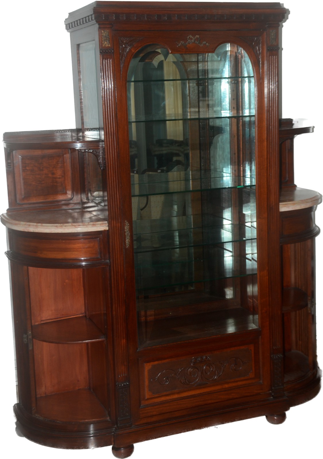 Vitrine de madeira nobre, estilo Renascença, detalhes com entalhes e... - foto 2 de 8