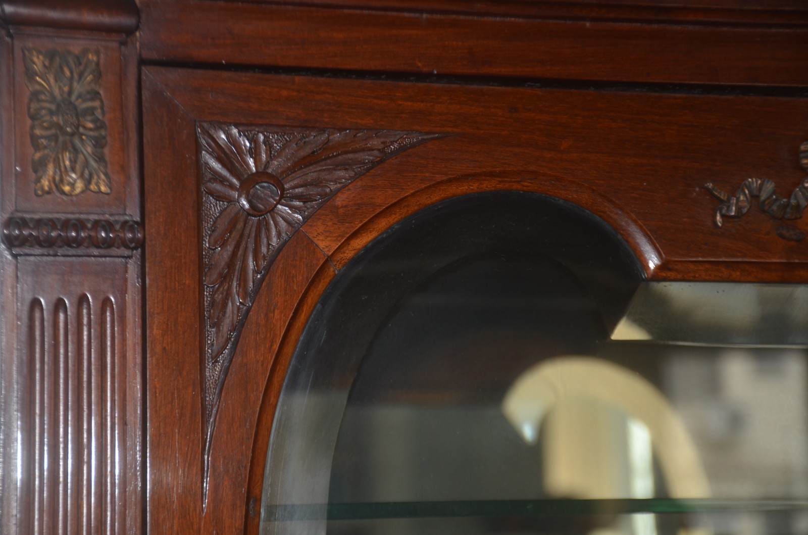 Vitrine de madeira nobre, estilo Renascença, detalhes com entalhes e... - foto 5 de 8