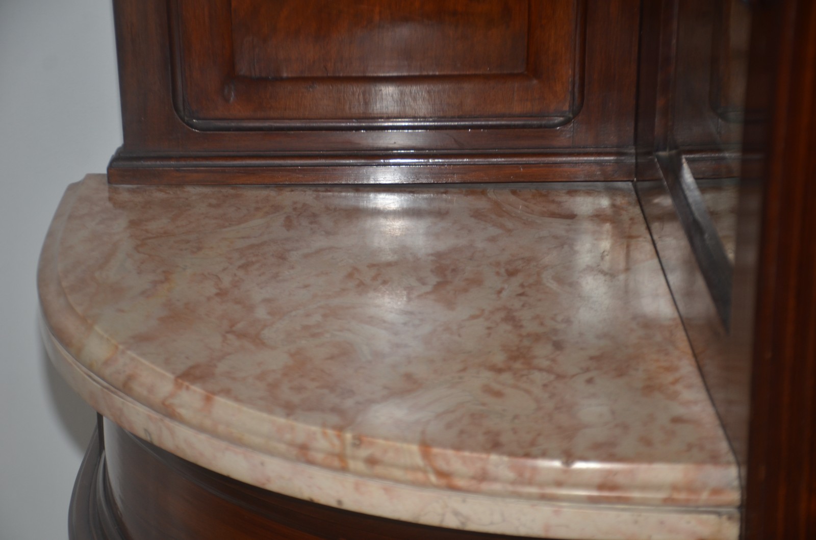 Vitrine de madeira nobre, estilo Renascença, detalhes com entalhes e... - foto 6 de 8