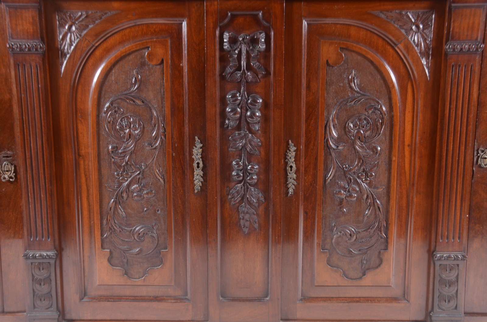 Móvel Etager de madeira nobre, estilo Renascença, duas portas... - foto 5 de 10