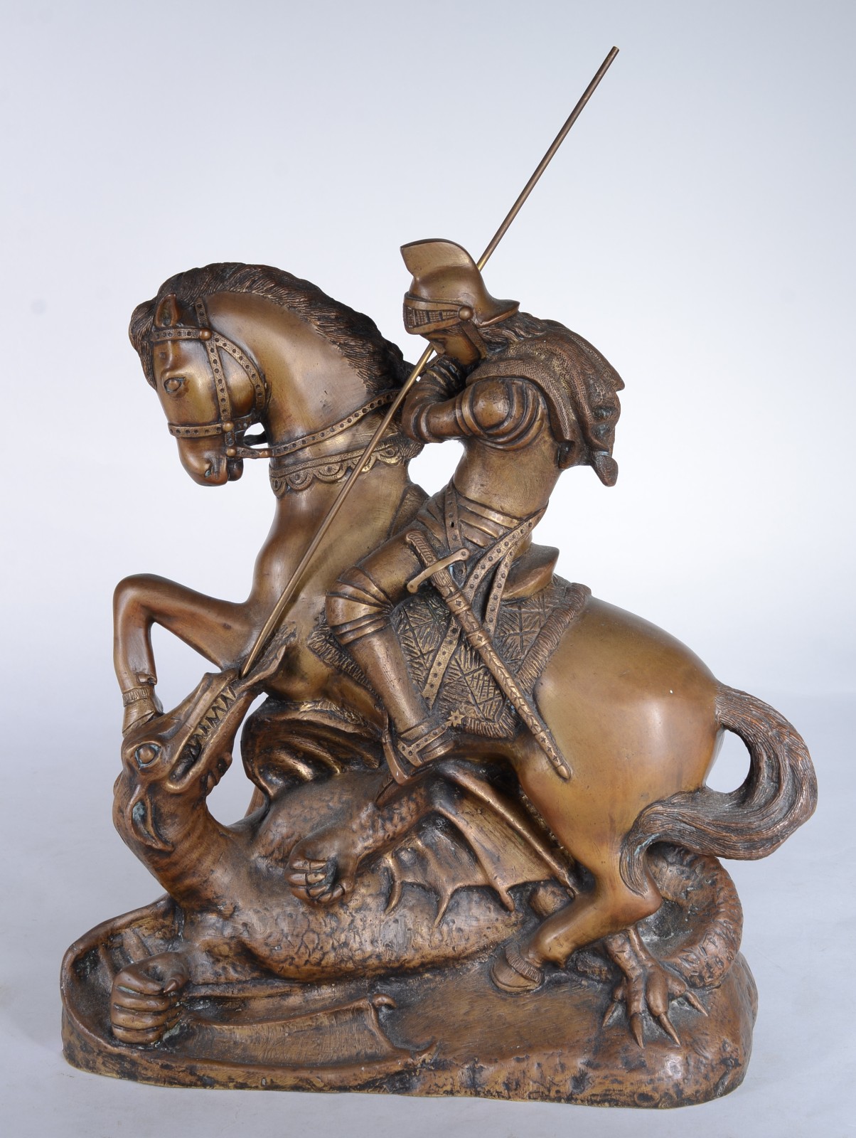Grupo escultórico de bronze, representando São Jorge flechando o... - foto 1 de 6