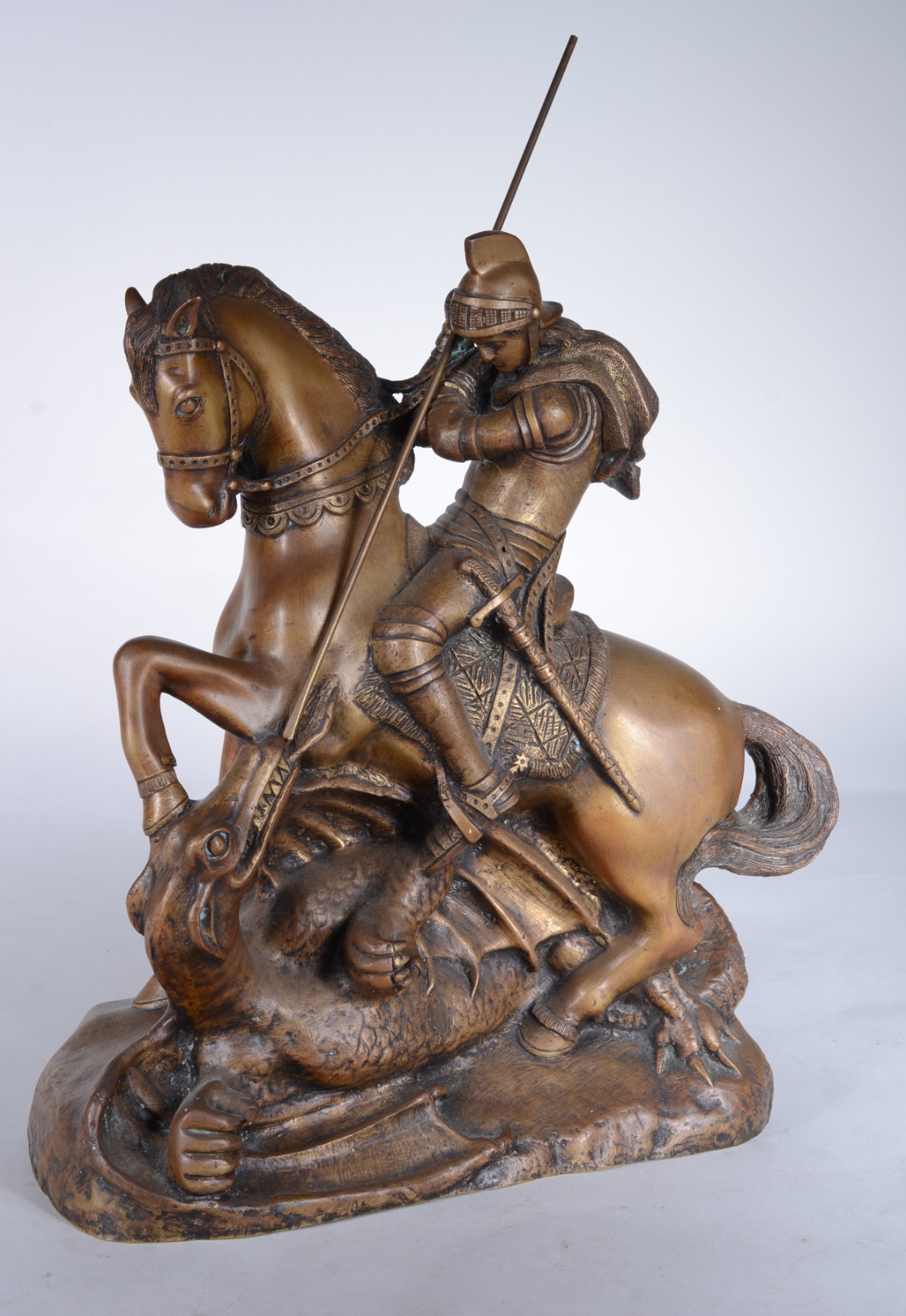 Grupo escultórico de bronze, representando São Jorge flechando o... - foto 2 de 6